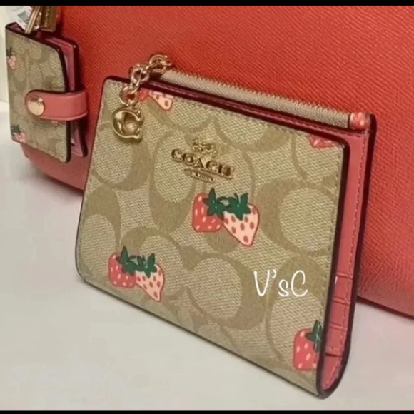 ❤️SOLD❤️ Coach Strawberry Print Snap Card Case/Wallet - Picture 6 of 6
